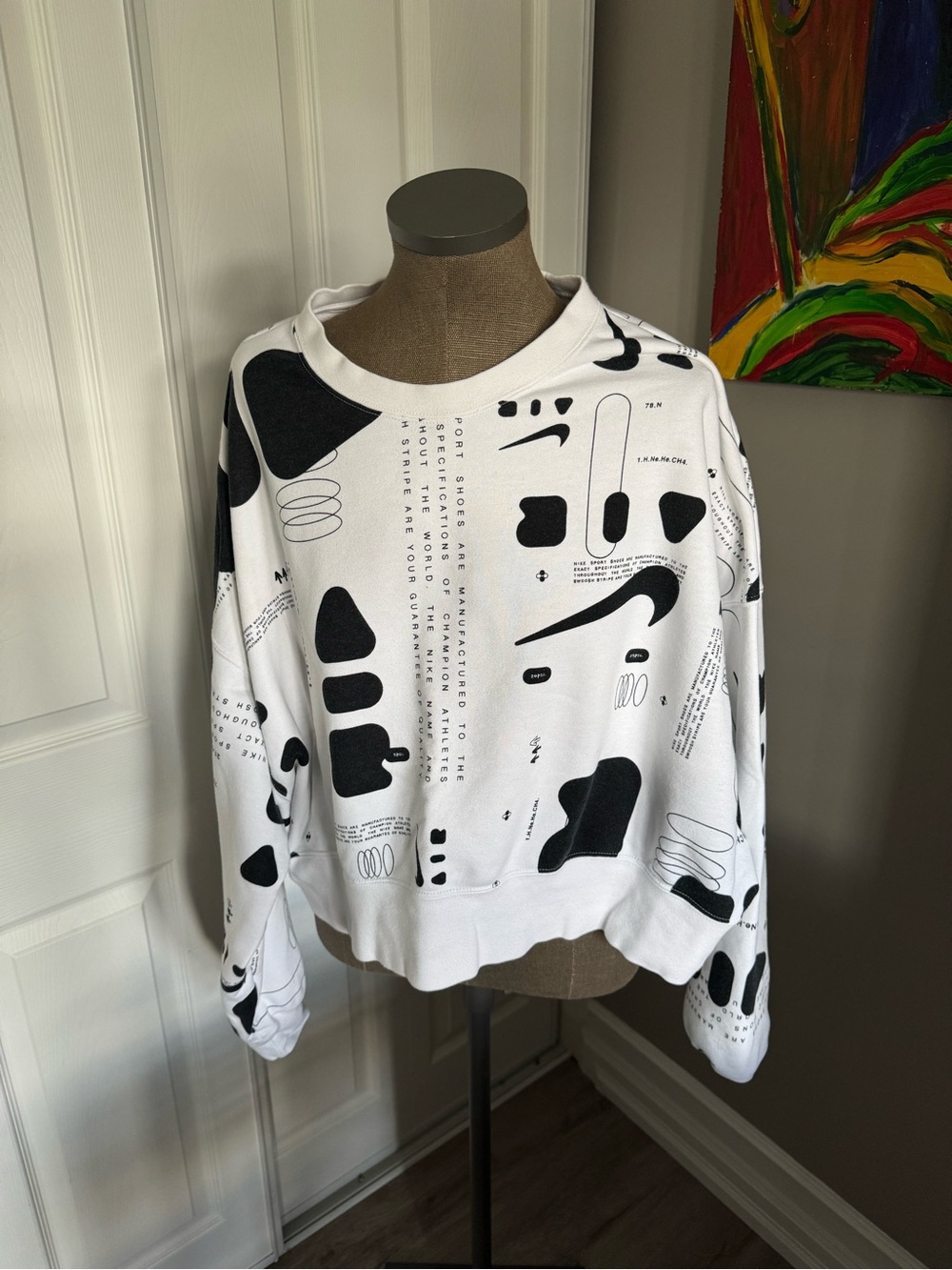 Women’s White Graphic Nike Cropped Sweatshirt